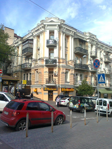 Исторический центр Киева, возле Оперного театра. Владимирская 40